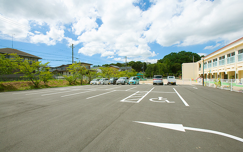 正門に続く広い駐車場